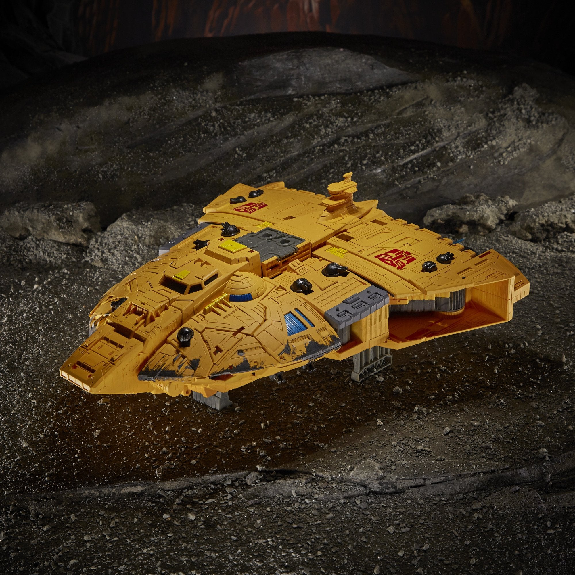 Transformers Generations War for Cybertron: Kingdom Titan WFC-K30 Autobot Ark Figure